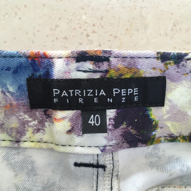 PATRIZIA PEPE(パトリツィアペペ)のパトリツィア・ぺぺ☆柄クロップドパンツ レディースのパンツ(クロップドパンツ)の商品写真