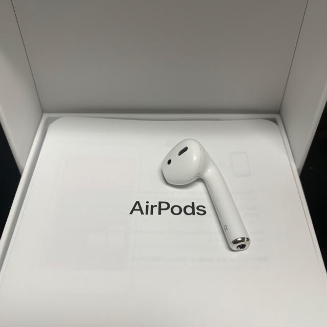 Apple(アップル)のエアーポッズ第二世代　 AirPods第2世代右耳のみ　Appleエアポッズ スマホ/家電/カメラのオーディオ機器(ヘッドフォン/イヤフォン)の商品写真