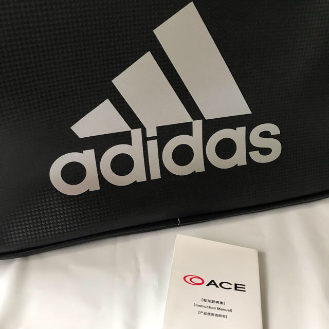 adidas(アディダス)の【新品】アディダス adidas ショルダーバック（ブラック×シルバー）29L メンズのバッグ(ショルダーバッグ)の商品写真