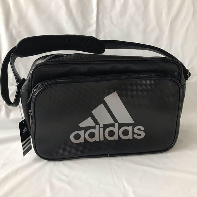 adidas(アディダス)の【新品】アディダス adidas ショルダーバック（ブラック×シルバー）29L メンズのバッグ(ショルダーバッグ)の商品写真