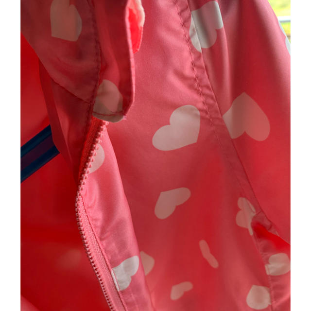 西松屋(ニシマツヤ)のピンクハートフード付きナイロンパーカー120 キッズ/ベビー/マタニティのキッズ服女の子用(90cm~)(ジャケット/上着)の商品写真