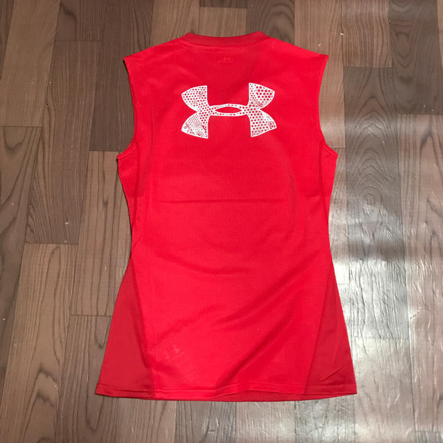 UNDER ARMOUR(アンダーアーマー)のラスト1 35%オフ アンダーアーマー レッド XL ノースリーブ タンクトップ スポーツ/アウトドアのスポーツ/アウトドア その他(バスケットボール)の商品写真