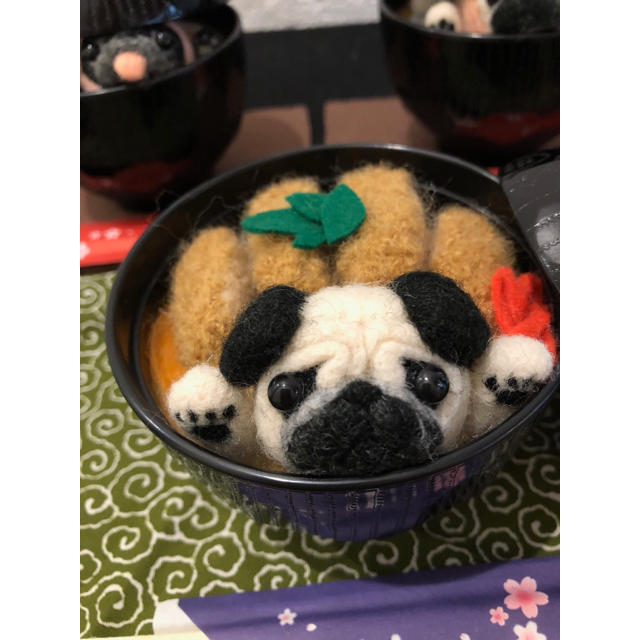 今年の新作から定番まで! 誰かがジーっと覗いてる。。。パグカツ丼 ...