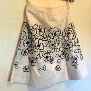 エムズグレイシー(M'S GRACY)のM’S GRACY 黒全刺繍お花柄スカート40 (ひざ丈スカート)