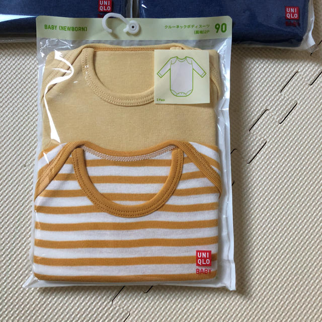 UNIQLO(ユニクロ)のユニクロ　長袖　クルーネックボディスーツ　90 キッズ/ベビー/マタニティのキッズ服男の子用(90cm~)(下着)の商品写真