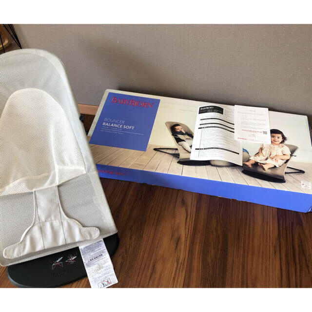 BABYBJORN(ベビービョルン)の(値下げしました)ベビージョルン　バランサー⭐︎メッシュ⭐︎グレー　箱あり キッズ/ベビー/マタニティの寝具/家具(その他)の商品写真