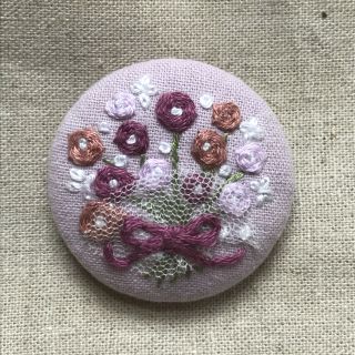 ハンドメイド　くるみボタン刺繍ブローチ(コサージュ/ブローチ)