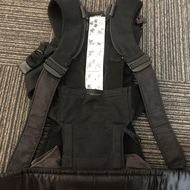 BABYBJORN(ベビービョルン)の最終値下げベビービョルンone メッシュ　抱っこ紐 キッズ/ベビー/マタニティの外出/移動用品(抱っこひも/おんぶひも)の商品写真