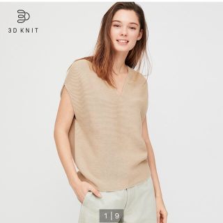 ユニクロ(UNIQLO)の新品タグあり！ ユニクロ　3DコットンコクーンVネックセーター  ベージュ  L(ニット/セーター)