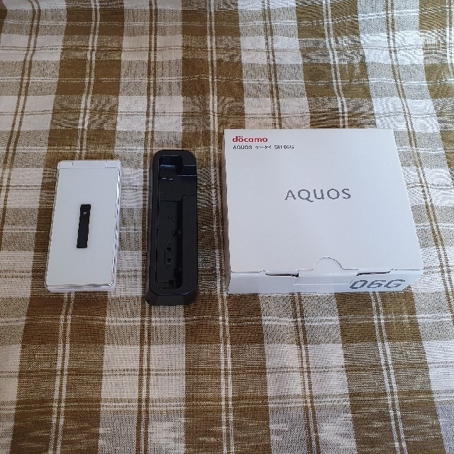 AQUOS(アクオス)のAQUOSケータイ SH-06G スマホ/家電/カメラのスマートフォン/携帯電話(携帯電話本体)の商品写真