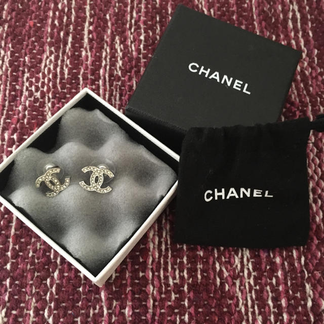 CHANEL ラインストーンピアス