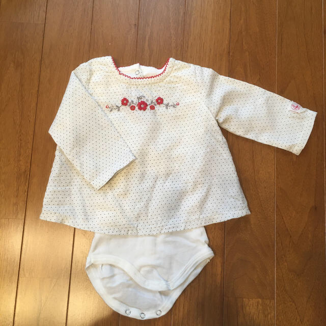 PETIT BATEAU(プチバトー)の【値下げ】お花刺繍の長袖シャツ　6m 67cm キッズ/ベビー/マタニティのベビー服(~85cm)(Ｔシャツ)の商品写真