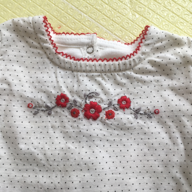 PETIT BATEAU(プチバトー)の【値下げ】お花刺繍の長袖シャツ　6m 67cm キッズ/ベビー/マタニティのベビー服(~85cm)(Ｔシャツ)の商品写真