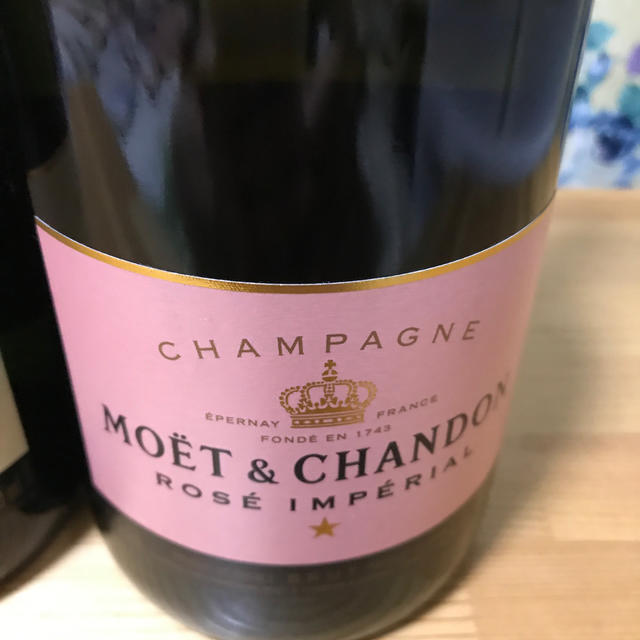 MOËT & CHANDON - moetシャンパン 黒 白 ピンク3本セットの通販 MOËT & CHANDON - moetシャンパン 黒 白 ピンク3本セットの通販