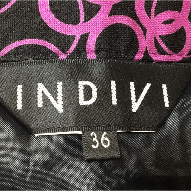 INDIVI(インディヴィ)のINDIVI 幾何学柄スカート 36 S インディヴィ 黒 紫 レディースのスカート(ひざ丈スカート)の商品写真