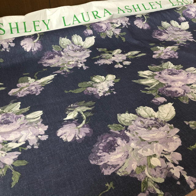 LAURA ASHLEY(ローラアシュレイ)のまっくん様専用☆ローラアシュレイ　ファブリック　ヴィオレッタ　アイリス　10m インテリア/住まい/日用品のカーテン/ブラインド(その他)の商品写真