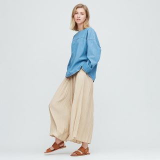 ユニクロ(UNIQLO)の[新品未使用］ワッシャーサテンスカートパンツ　XS(カジュアルパンツ)