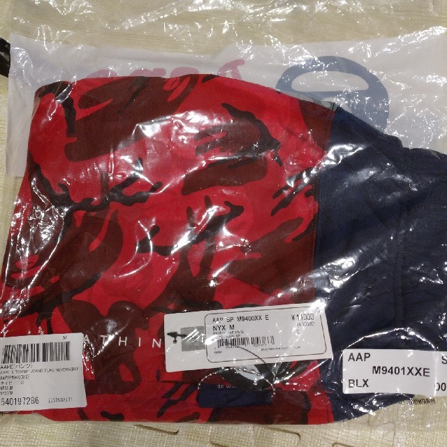 A BATHING APE(アベイシングエイプ)のAAPE X TOMMY JEANS FLAG REVERSIBLE SHORT メンズのパンツ(ショートパンツ)の商品写真