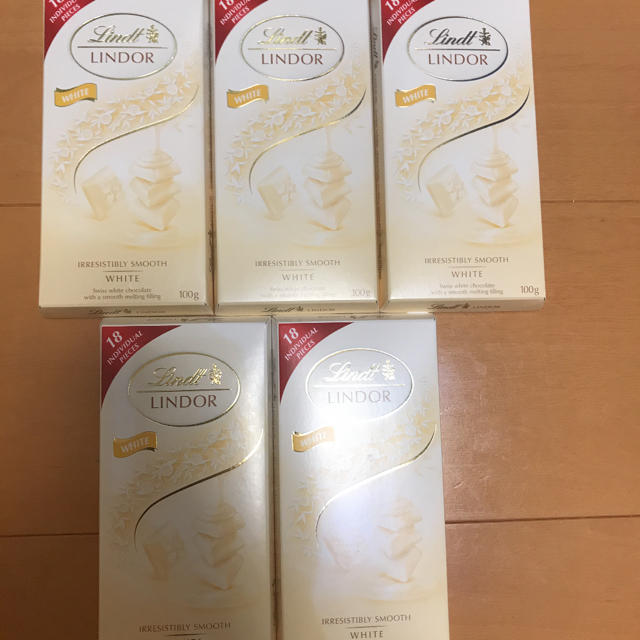 Lindt(リンツ)のリンツ　lindt LINDOR リンドール　チョコレート　ホワイトチョコ 食品/飲料/酒の食品(菓子/デザート)の商品写真