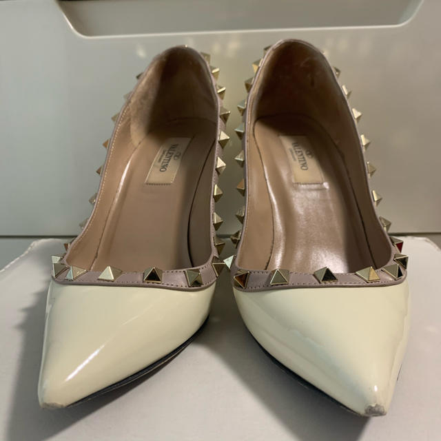 VALENTINO(ヴァレンティノ)のVALENTINO ホワイトベージュパテント　スタッズ　パンプス レディースの靴/シューズ(ハイヒール/パンプス)の商品写真