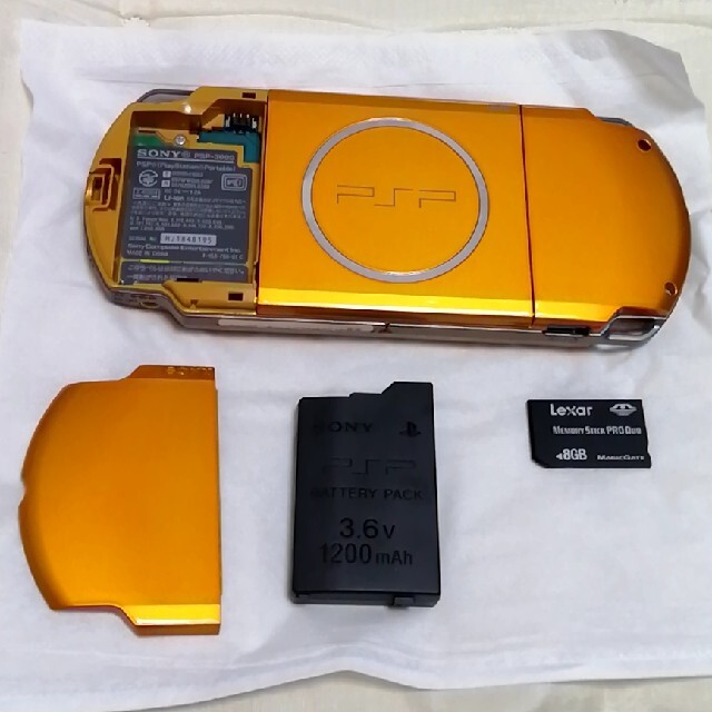 PlayStation Portable(プレイステーションポータブル)のpsp本体 3000 イエロー エンタメ/ホビーのゲームソフト/ゲーム機本体(携帯用ゲーム機本体)の商品写真