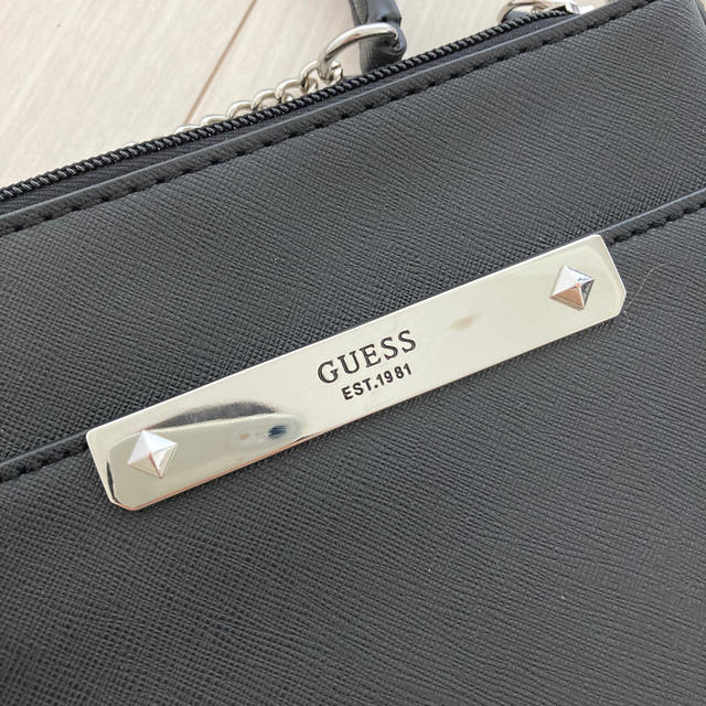 GUESS(ゲス)のGUESS クロスボディバッグ　ブラック レディースのバッグ(ショルダーバッグ)の商品写真