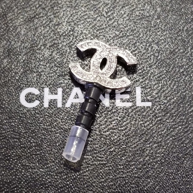 CHANEL(シャネル)の[正規品]　CHANEL　CoCoマーク　イヤホンジャック　美品 スマホ/家電/カメラのスマホアクセサリー(ストラップ/イヤホンジャック)の商品写真