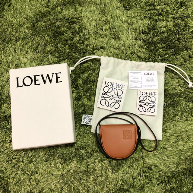 LOEWE(ロエベ)のロエベ ネックレスポーチ タン ミニ コインポーチ メンズのファッション小物(コインケース/小銭入れ)の商品写真