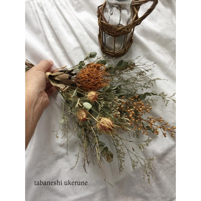 ピンクッションとユーカリを秋色に束ねた スワッグ 籠の花瓶付き ドライフラワー ピンクッションとユーカリを秋色に束ねた スワッグ 籠の花瓶付き ドライフラワー