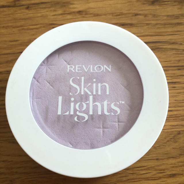 REVLON(レブロン)のレブロン　スキンライト　プレストパウダーN 104 コスメ/美容のベースメイク/化粧品(フェイスパウダー)の商品写真