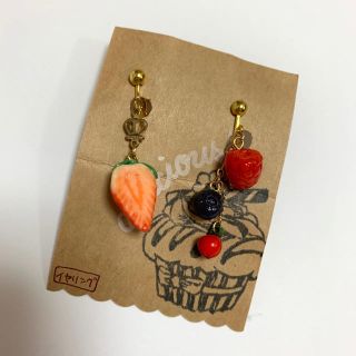 ハンドメイド アクセサリー　ストロベリー　イヤリング(イヤリング)