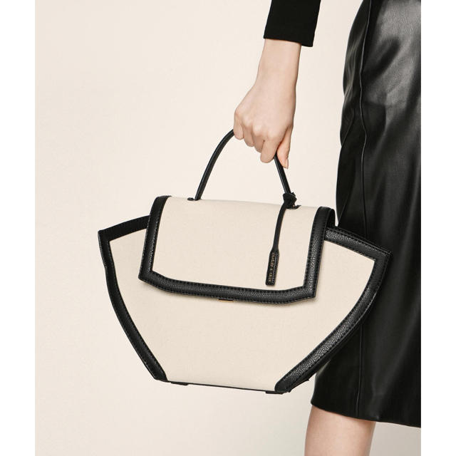 Charles and Keith(チャールズアンドキース)のCharles&keith ラージトラペーズ　トップハンドルバッグ レディースのバッグ(ハンドバッグ)の商品写真