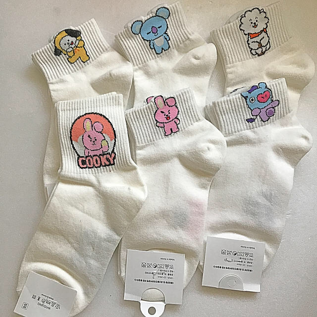 防弾少年団(BTS)(ボウダンショウネンダン)のタグ付き【新品】美品　BT 21 ソックス　6足セット レディースのレッグウェア(ソックス)の商品写真