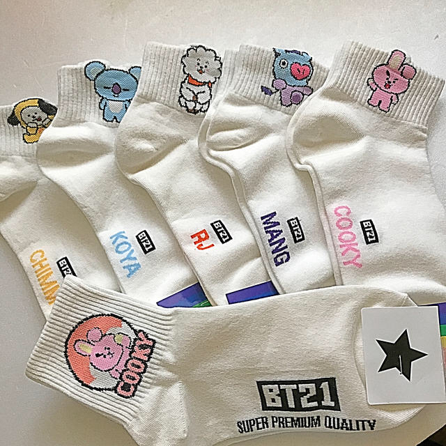 防弾少年団(BTS)(ボウダンショウネンダン)のタグ付き【新品】美品　BT 21 ソックス　6足セット レディースのレッグウェア(ソックス)の商品写真