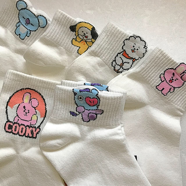 防弾少年団(BTS)(ボウダンショウネンダン)のタグ付き【新品】美品　BT 21 ソックス　6足セット レディースのレッグウェア(ソックス)の商品写真