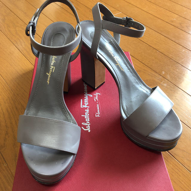 Salvatore Ferragamo(サルヴァトーレフェラガモ)のSalvatoreFerragamo サンダル グレー レディースの靴/シューズ(サンダル)の商品写真