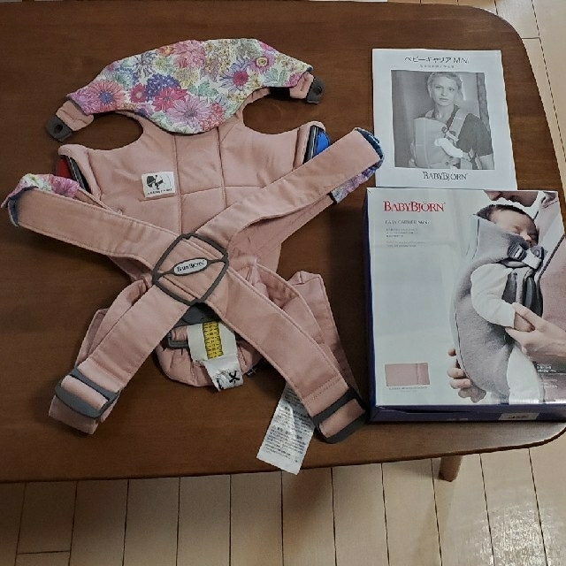 BABYBJORN(ベビービョルン)のベビービョルン ベビーキャリア ミニ ピンク よだれカバー付き キッズ/ベビー/マタニティの外出/移動用品(抱っこひも/おんぶひも)の商品写真