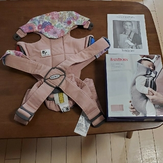 ベビービョルン(BABYBJORN)のベビービョルン ベビーキャリア ミニ ピンク よだれカバー付き(抱っこひも/おんぶひも)