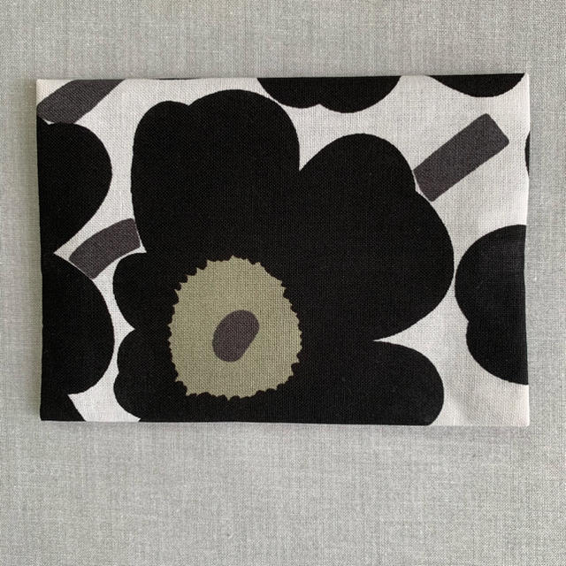 marimekko(マリメッコ)のマリメッコ　ミニウニッコ黒　ポケットティッシュケース ハンドメイドの生活雑貨(その他)の商品写真