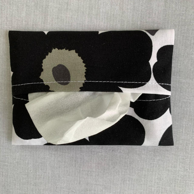 marimekko(マリメッコ)のマリメッコ　ミニウニッコ黒　ポケットティッシュケース ハンドメイドの生活雑貨(その他)の商品写真
