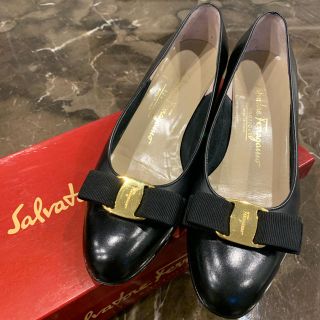 フェラガモ(Ferragamo)のフェラガモ 定番パンプス 黒　23.5cm(ハイヒール/パンプス)