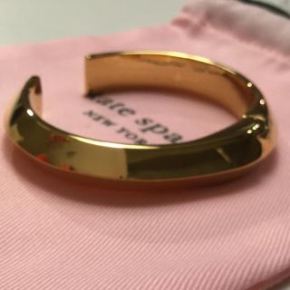 ケイトスペードニューヨーク(kate spade new york)の金色カフ(ブレスレット/バングル)