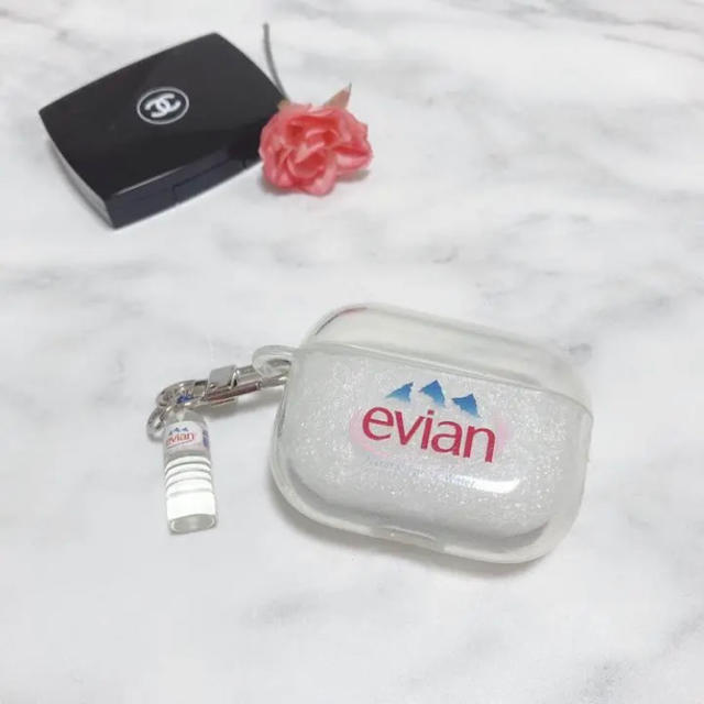 AirPods Pro ケース カバー エビアン evian 紛失防止 映え スマホ/家電/カメラのオーディオ機器(ヘッドフォン/イヤフォン)の商品写真