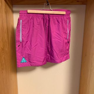 ナイキ(NIKE)のNIKE ACG WOVEN SHORTS ピンク L(ショートパンツ)