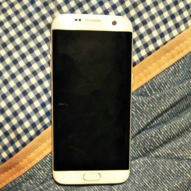 galaxy S7 edge white 32GB au スマホ/家電/カメラのスマートフォン/携帯電話(スマートフォン本体)の商品写真