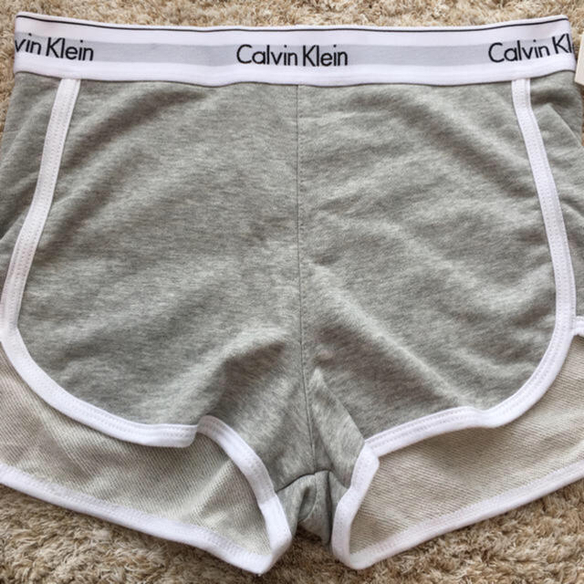 Calvin Klein(カルバンクライン)のカルバンクライン　ショートパンツ　最終値下げ レディースのパンツ(ショートパンツ)の商品写真