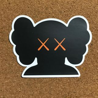 【送料込・即購入OK】KAWS カウズ ステッカー１枚分（新品） (印刷物)