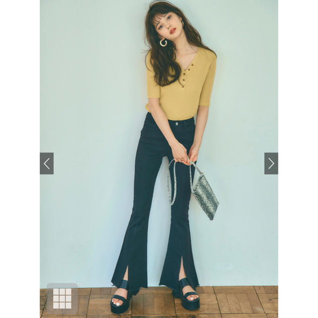 フリンジヘムセンタースリットフレアパンツ レディースのパンツ(カジュアルパンツ)の商品写真