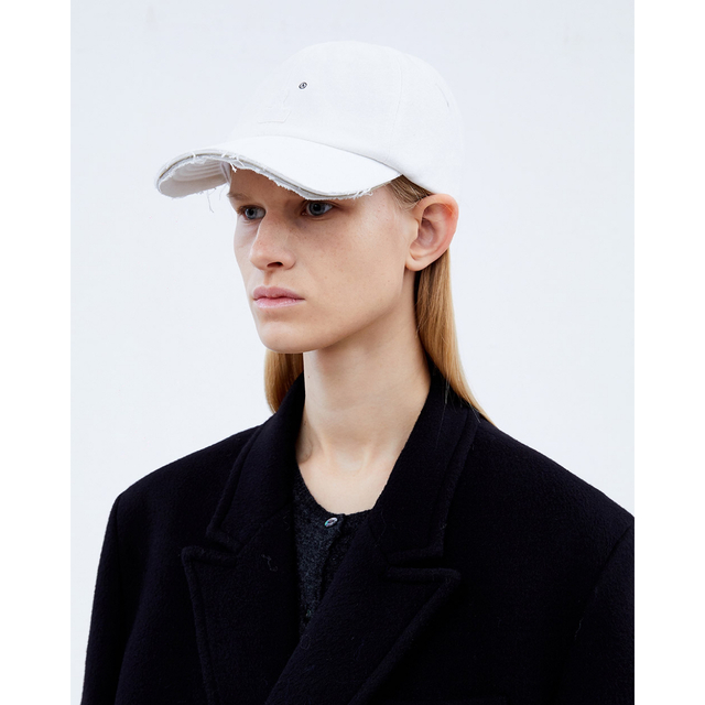 Maison Martin Margiela(マルタンマルジェラ)のタグ付き新品　ADER ERROR EMBROIDERED BUTTON CAP メンズの帽子(キャップ)の商品写真