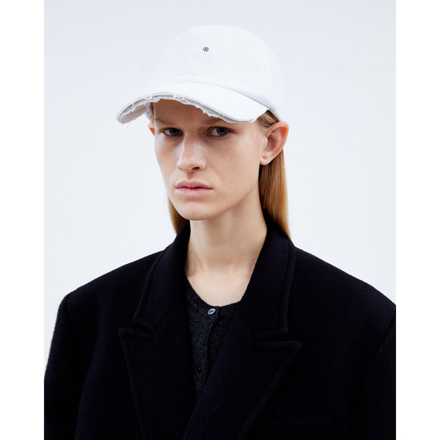 Maison Martin Margiela(マルタンマルジェラ)のタグ付き新品　ADER ERROR EMBROIDERED BUTTON CAP メンズの帽子(キャップ)の商品写真